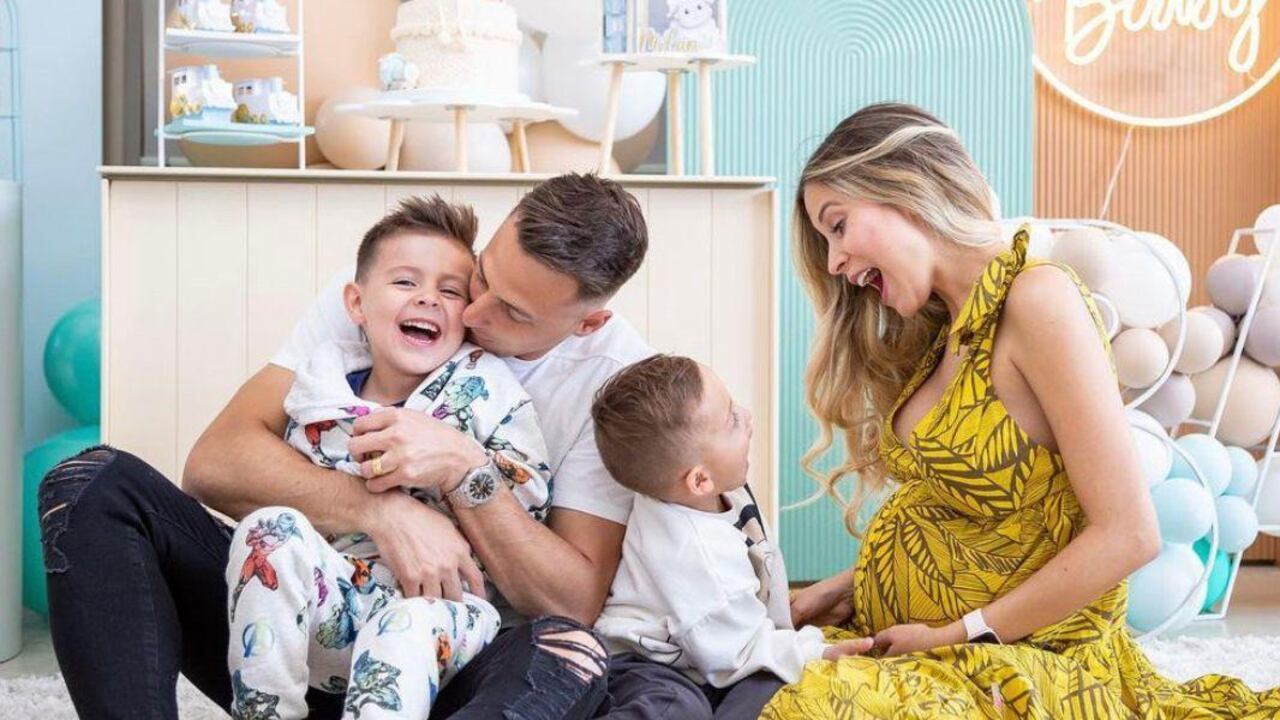 Santiago Arias y su esposa cuentan con tres hijos varones. Foto: Instagram karinjimenez91