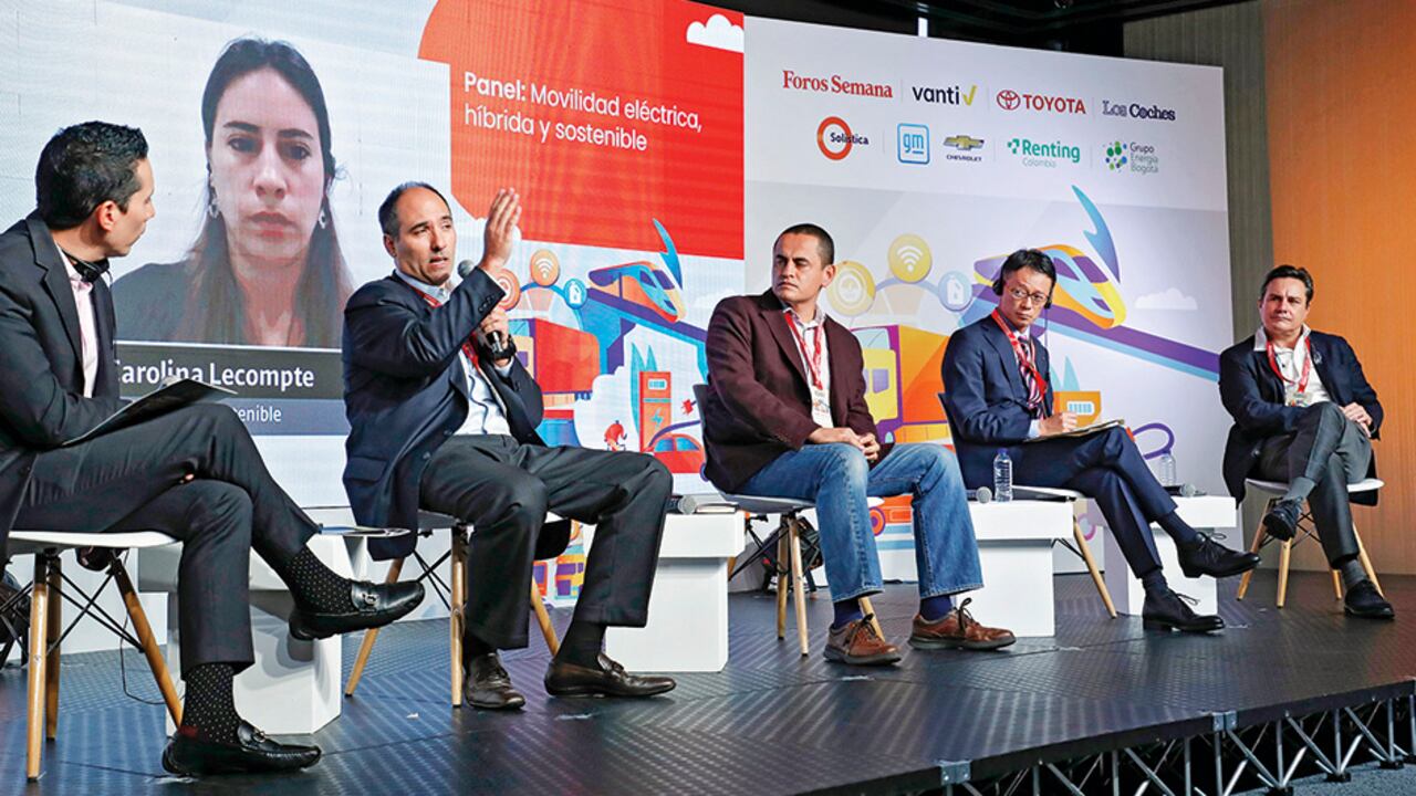 De izquierda a derecha: Diego Bonilla, editor de Enfoque de SEMANA; Santiago Urdinola, director de Relaciones de Gobierno, Comunicaciones y Responsabilidad Corporativa de General Motors; Jaime Orjuela, director de Regulación de Grupo Energía Bogotá; Dino Tanaka, presidente de Toyota, y Oliverio García, presidente de Andemos.