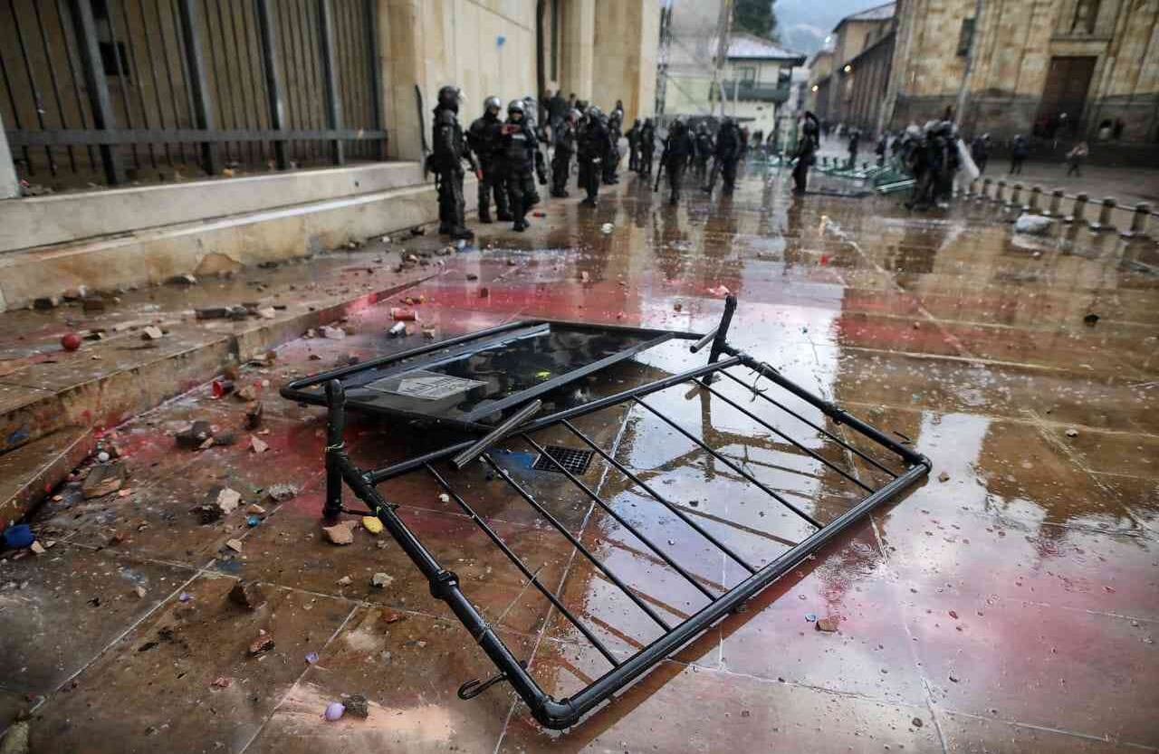 Así quedaron las rejas de protección al finalizar la marcha. 