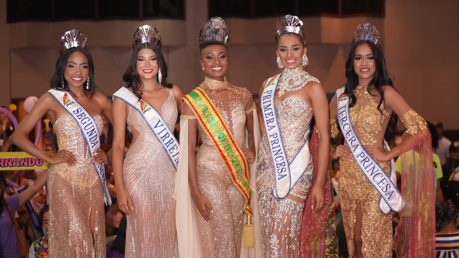 Ayele Agyare Lozano, Reina de Independencia de Cartagena 2022-2023, junto a la virreina Katy Bedoya Puerta, de San Fernando; Angely Santamaría Gamboa, de Boston, primera princesa; la segunda Princesa, Adalgely Gaviria Zurita de Villas de Aranjuez; y la tercera princesa de Chiquinquirá, Yisimara Ramos Torres.