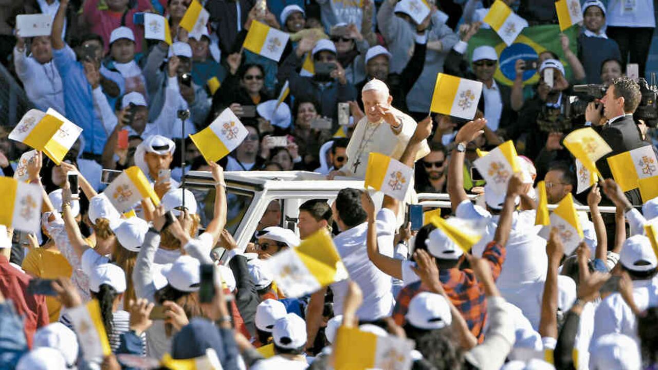 El papa Francisco impartió su misa en el Estadio Deportivo Zayed, ante más de 50.000 personas.