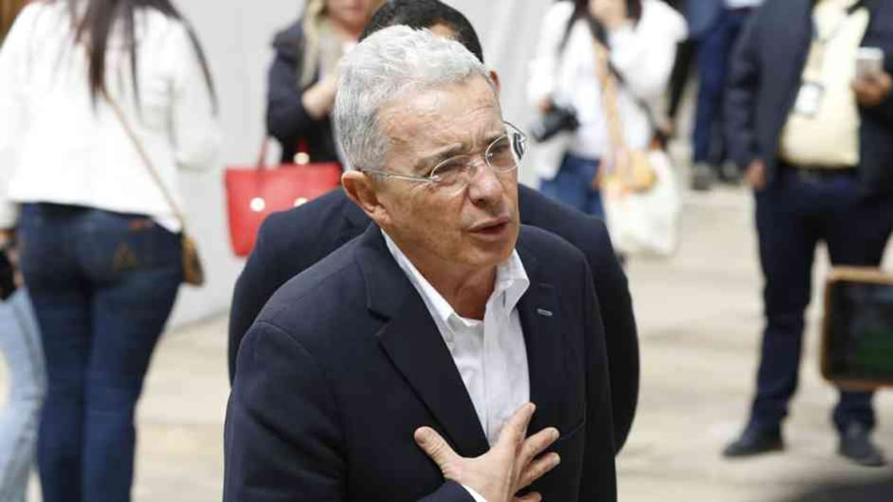 Dijo la Fiscalía que el imputado invitaba a cientos de personas a atentar contra el exmandatario, cuando Álvaro Uribe era congresista y, en medio del proceso que se adelantaba ante la Corte Suprema de Justicia.