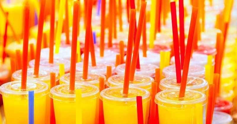 El contenido de azúcar de un jugo de naranja puede ser el mismo que el de una bebida gaseosa.