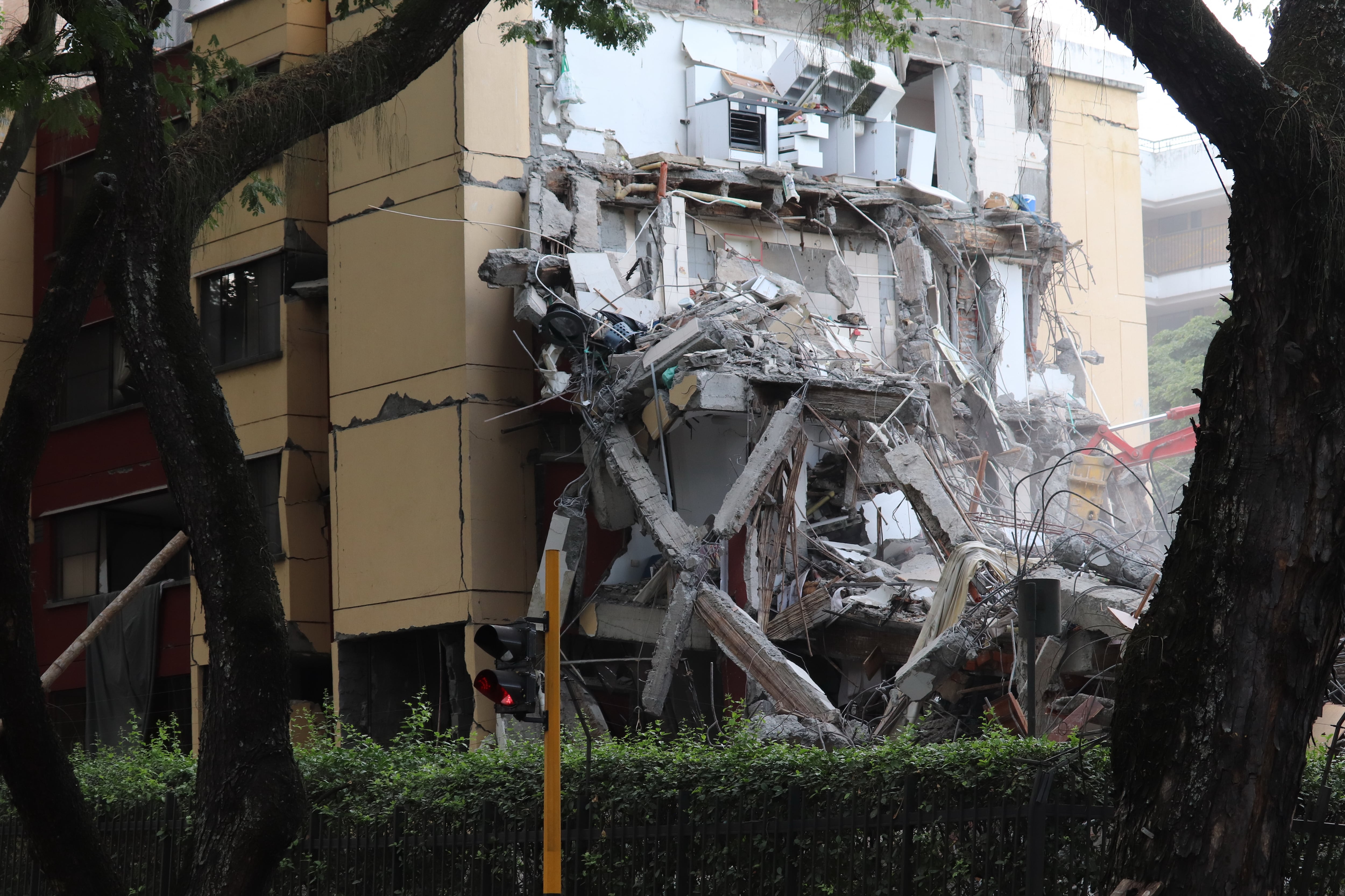 Demoliciones de los edificios Guadalupe y Molino Rojo en el sur de Cali.