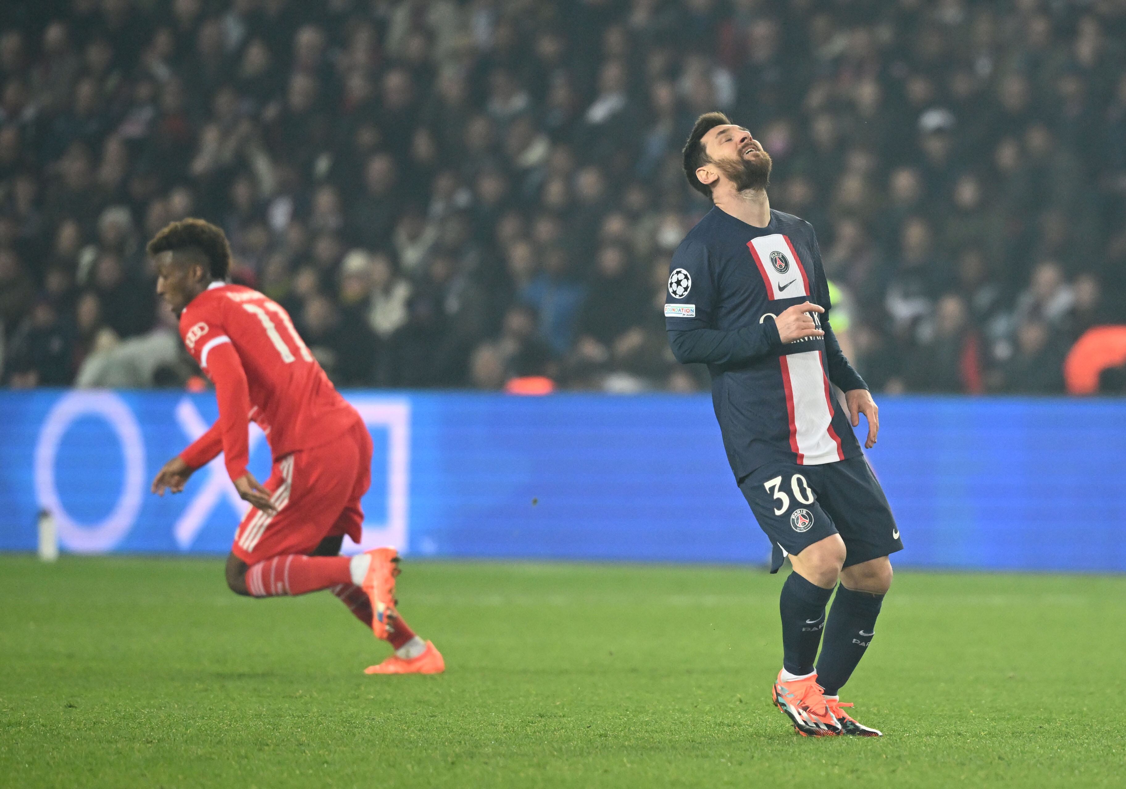 Messi lamentando la derrota de su equipo ante el Bayern.