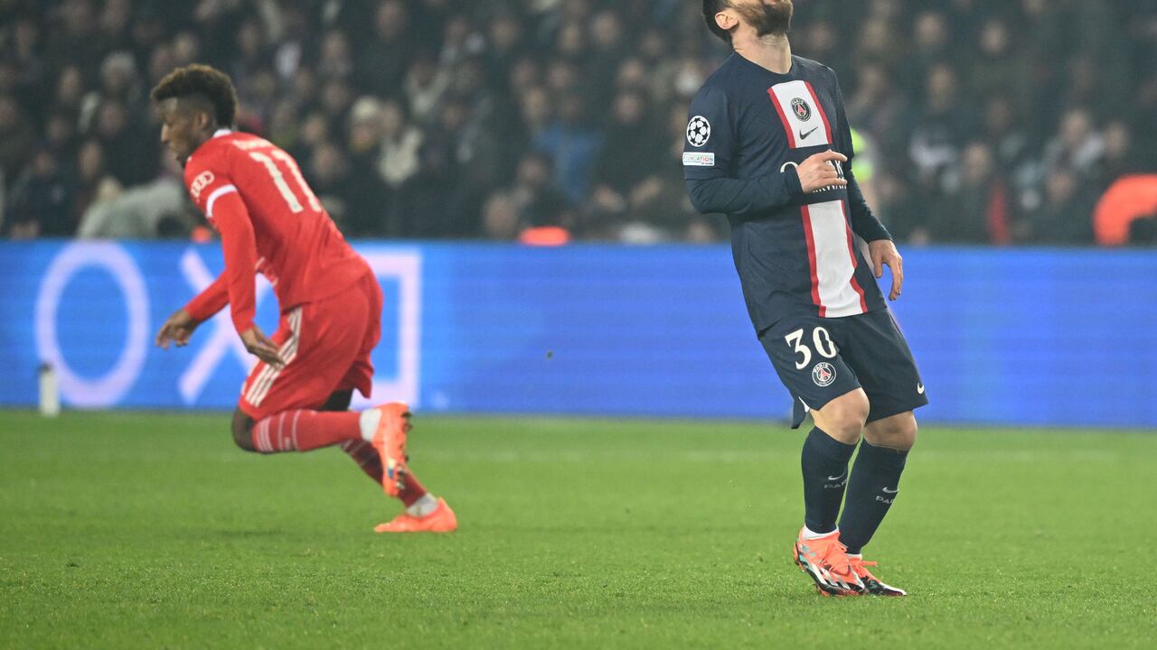 Messi lamentando la derrota de su equipo ante el Bayern.