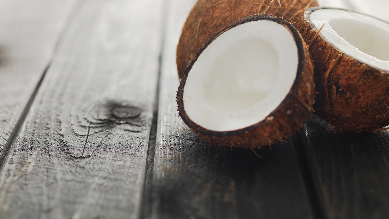 Tras evaluar diversa información se detectó el gigantesco cargamento de cocos que ocultaba cocaína líquida.