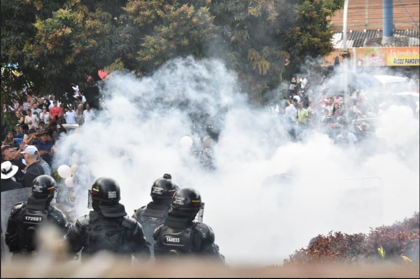 Exequias Darío Gómez, en el cementerio Campos de Paz, disturbios con gases lacrímogenos, el Esmad interviene