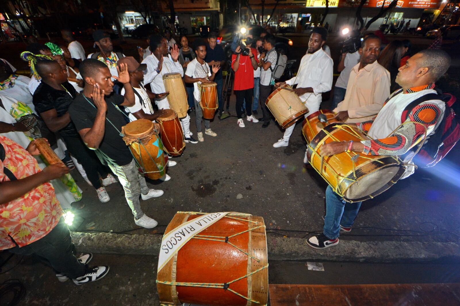 El bombo, instrumento, insignia de Vallencilla fue situado en el mismo lugar donde el músico fue asesinado el pasado domingo, 20 de agosto.