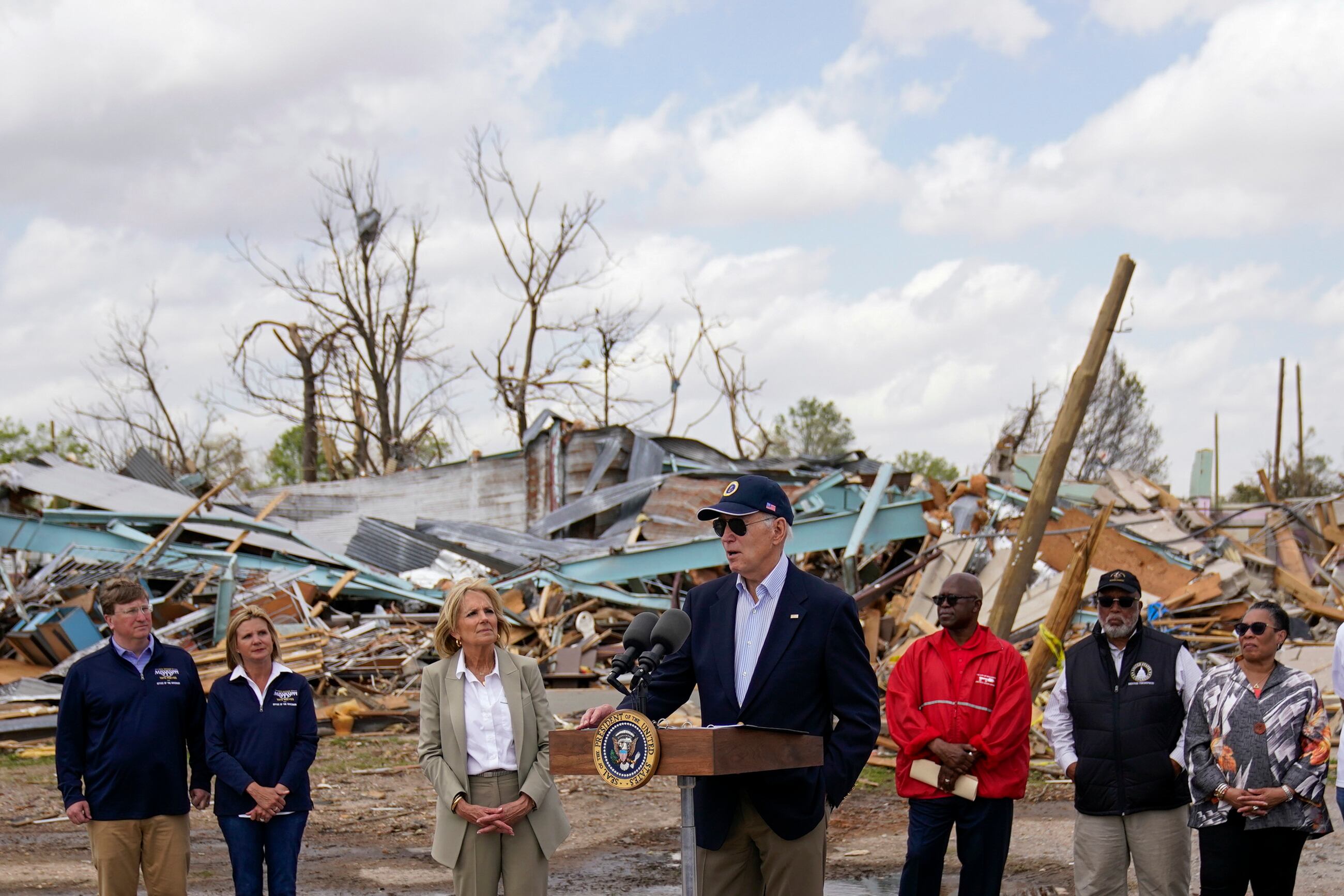 El presiente de EE.UU. Joe Biden, visitó este viernes la zona de la tragedia por tornados en Mississippi.
