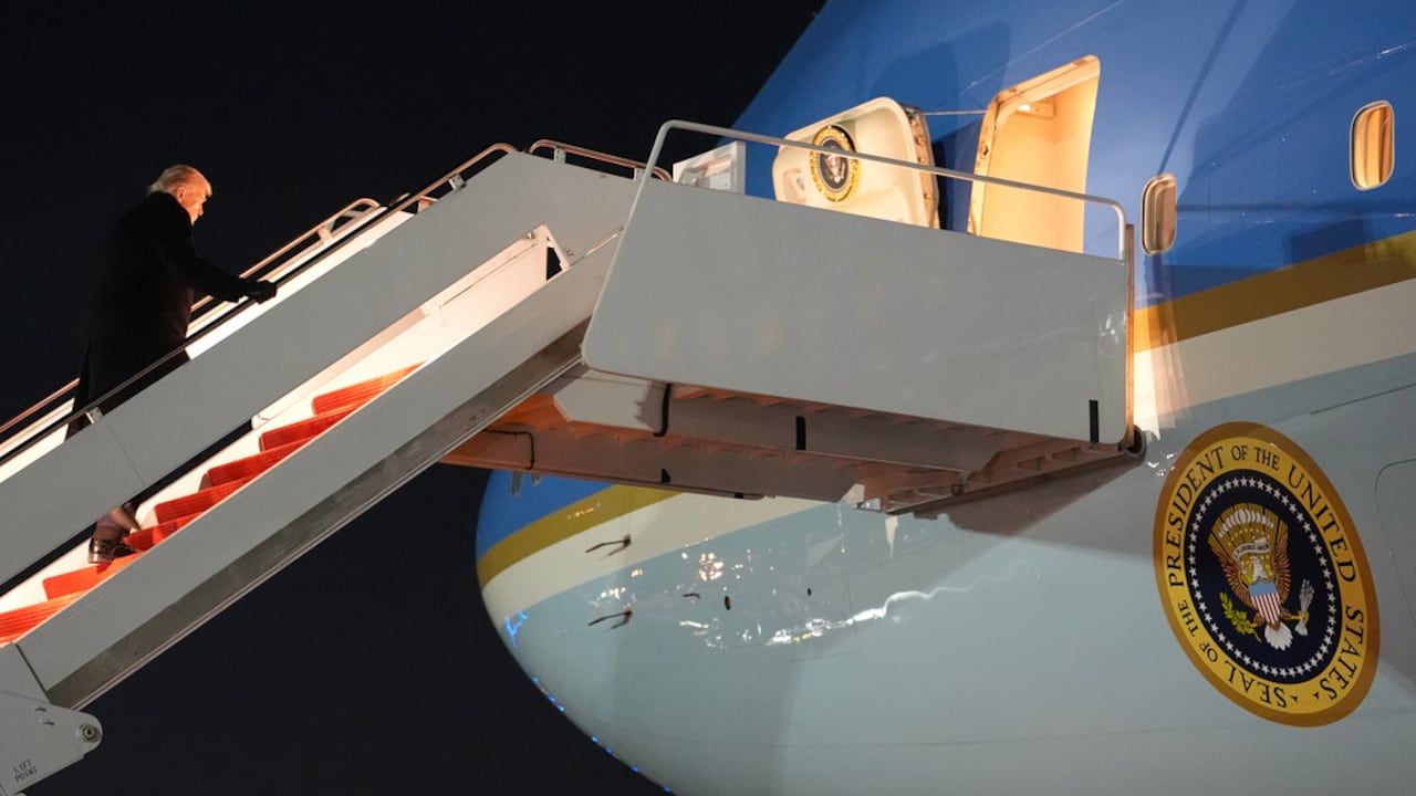 El presidente Donald Trump aborda el Air Force One para asistir a la Conferencia Económica Mundial en Davos, el martes 20 de enero de 2026, en la Base Conjunta Andrews, Maryland. (Foto AP/Evan Vucci)