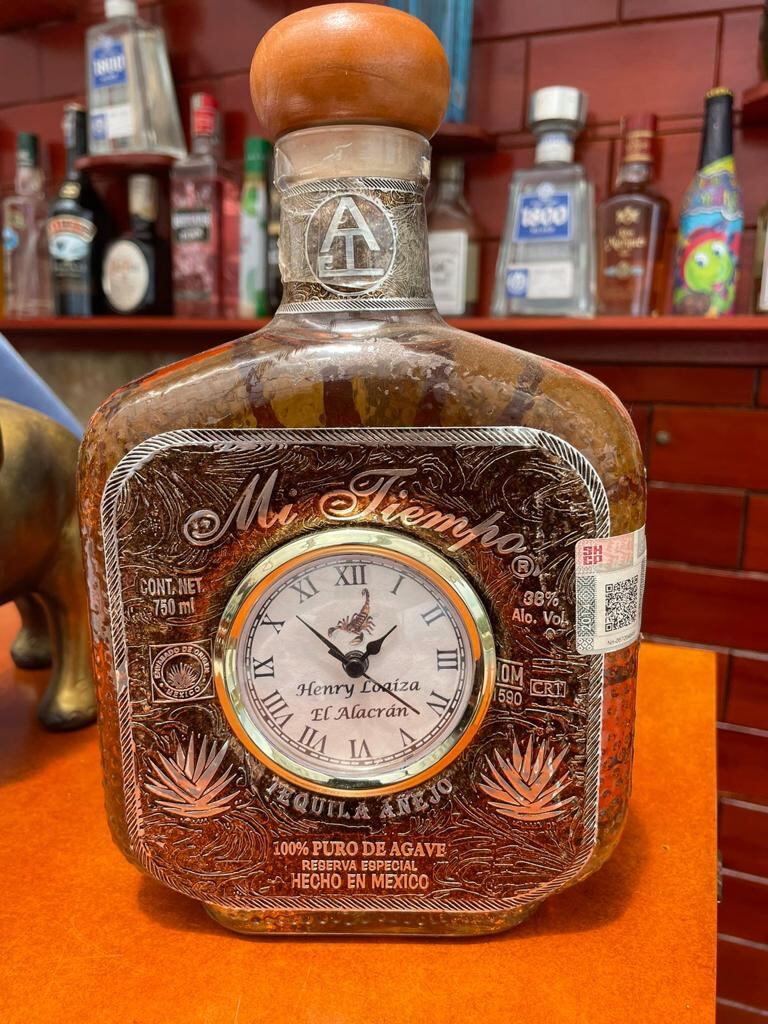 Uno de los licores que tenía alias Alacrán en esa casa..