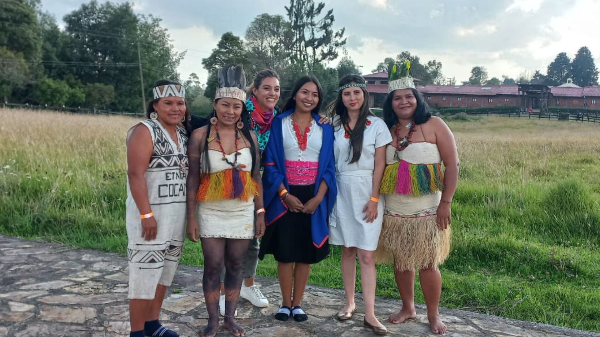 Es una forma de resistencia viva y dulce”, afirma Jenny, quien también forma a mujeres y jóvenes en el conocimiento ancestral y la conservación.