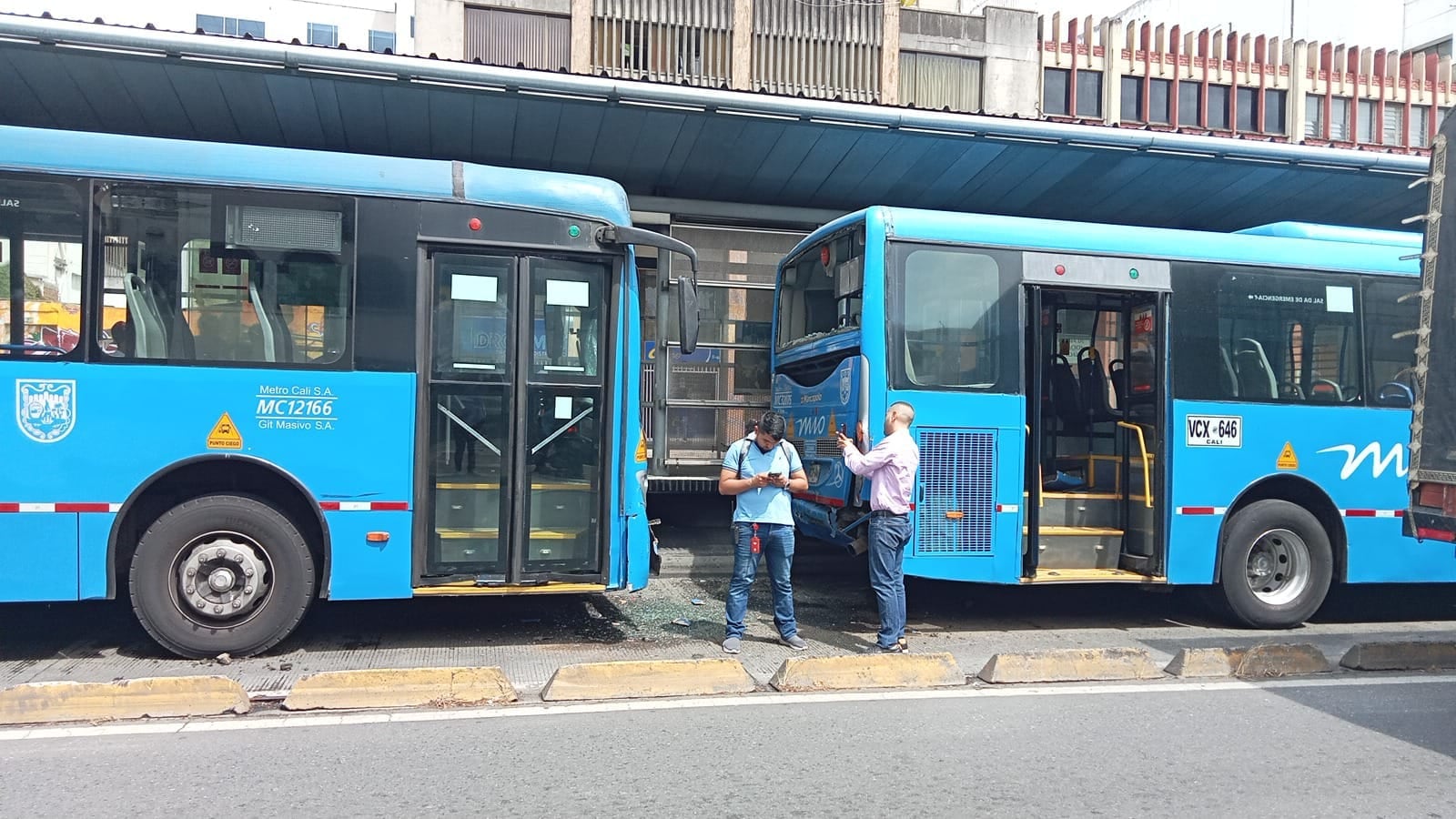 Accidente entre dos buses del MIO en Cali.