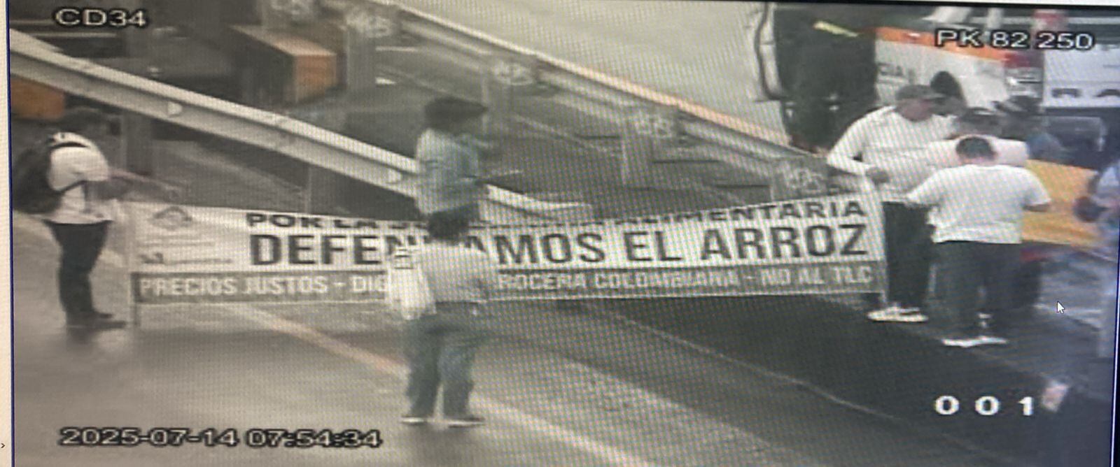 Arroceros bloquean la vía al Llano por paro en reclamo de mejores precios.
