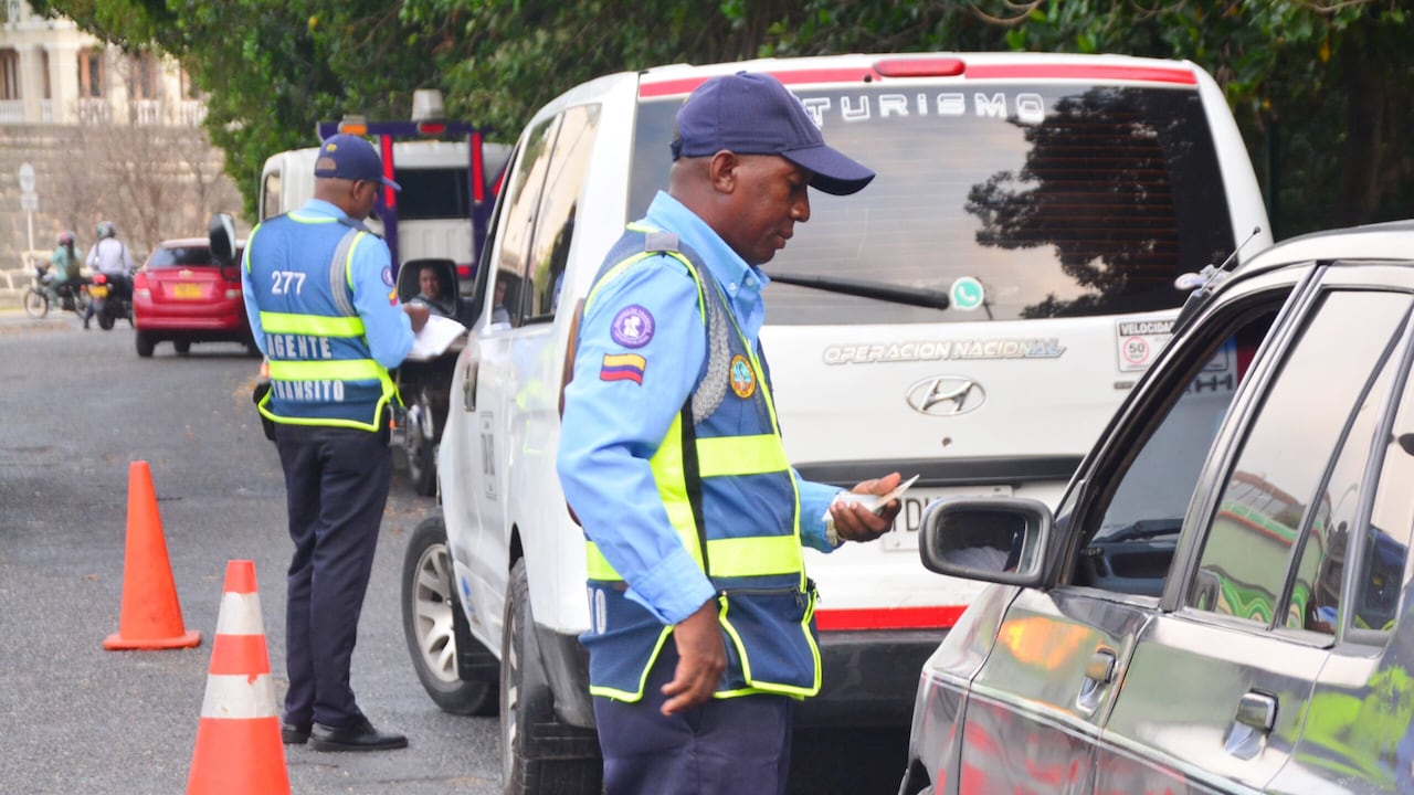 Agentes de tránsito imponiendo multas en Cartagena.