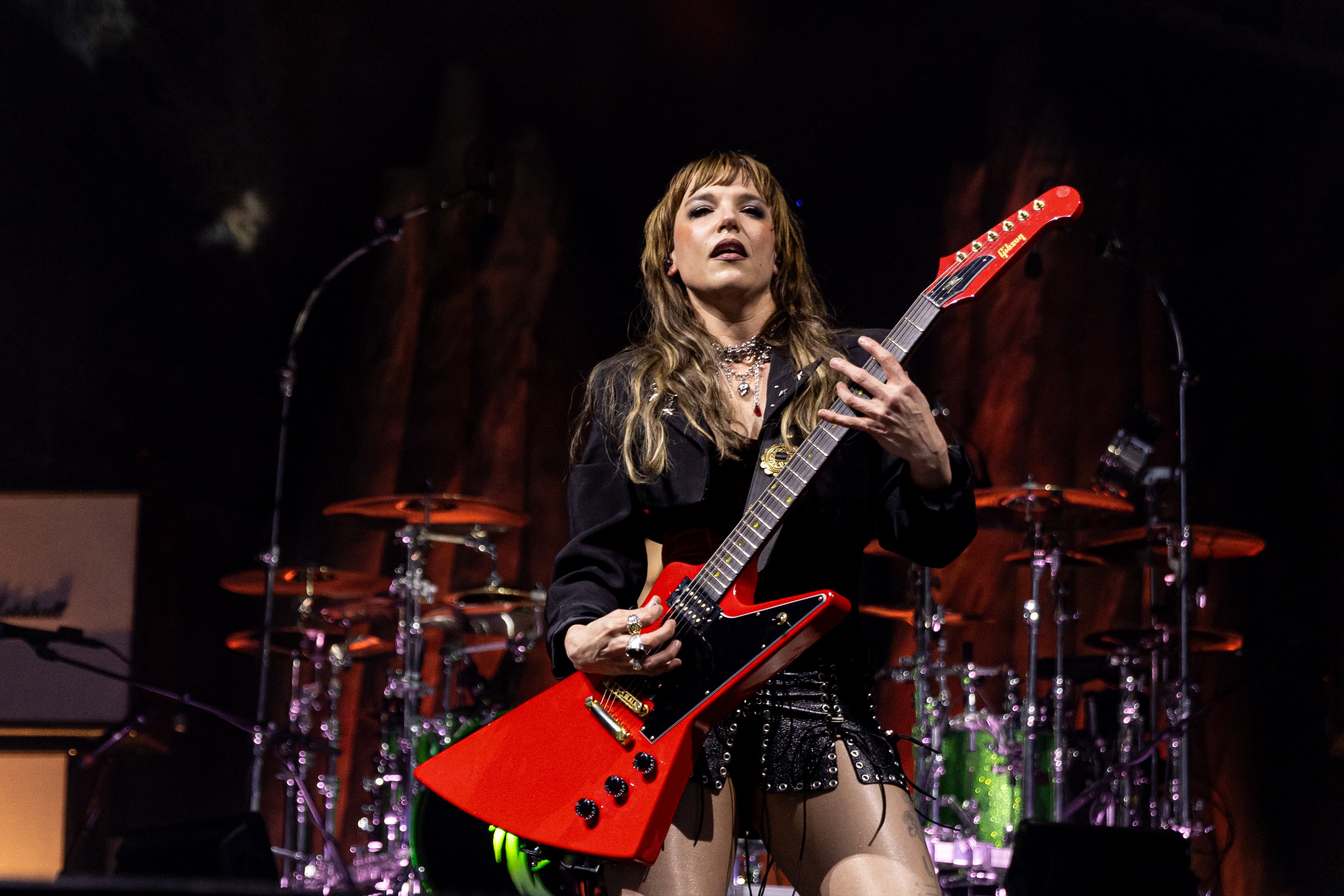 Lzzy Hale de Halestorm en la Utilita Arena de Cardiff. Foto: Mike Lewis Photography/Redferns.