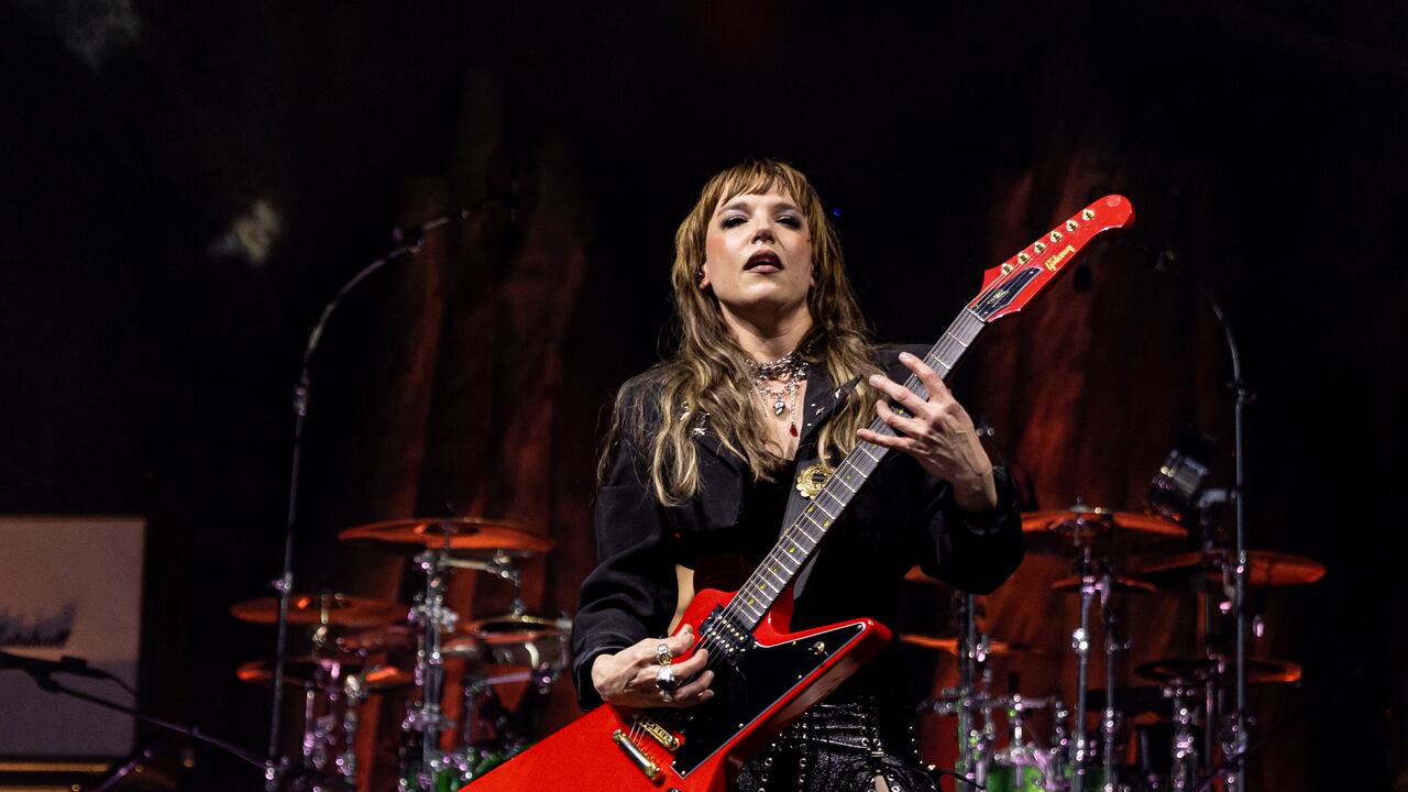 Lzzy Hale de Halestorm en la Utilita Arena de Cardiff.