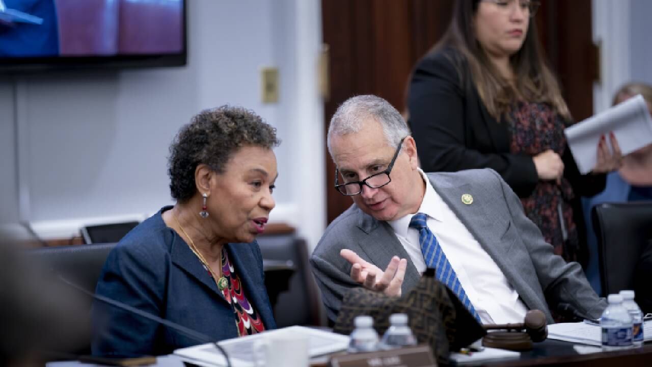 La representante Barbara Lee, miembro de mayor rango, a la izquierda, y el representante Mario Diaz Balart, presidente del Subcomité de Asignaciones de la Cámara de Representantes sobre Operaciones Estatales, Extranjeras y Programas Relacionados.