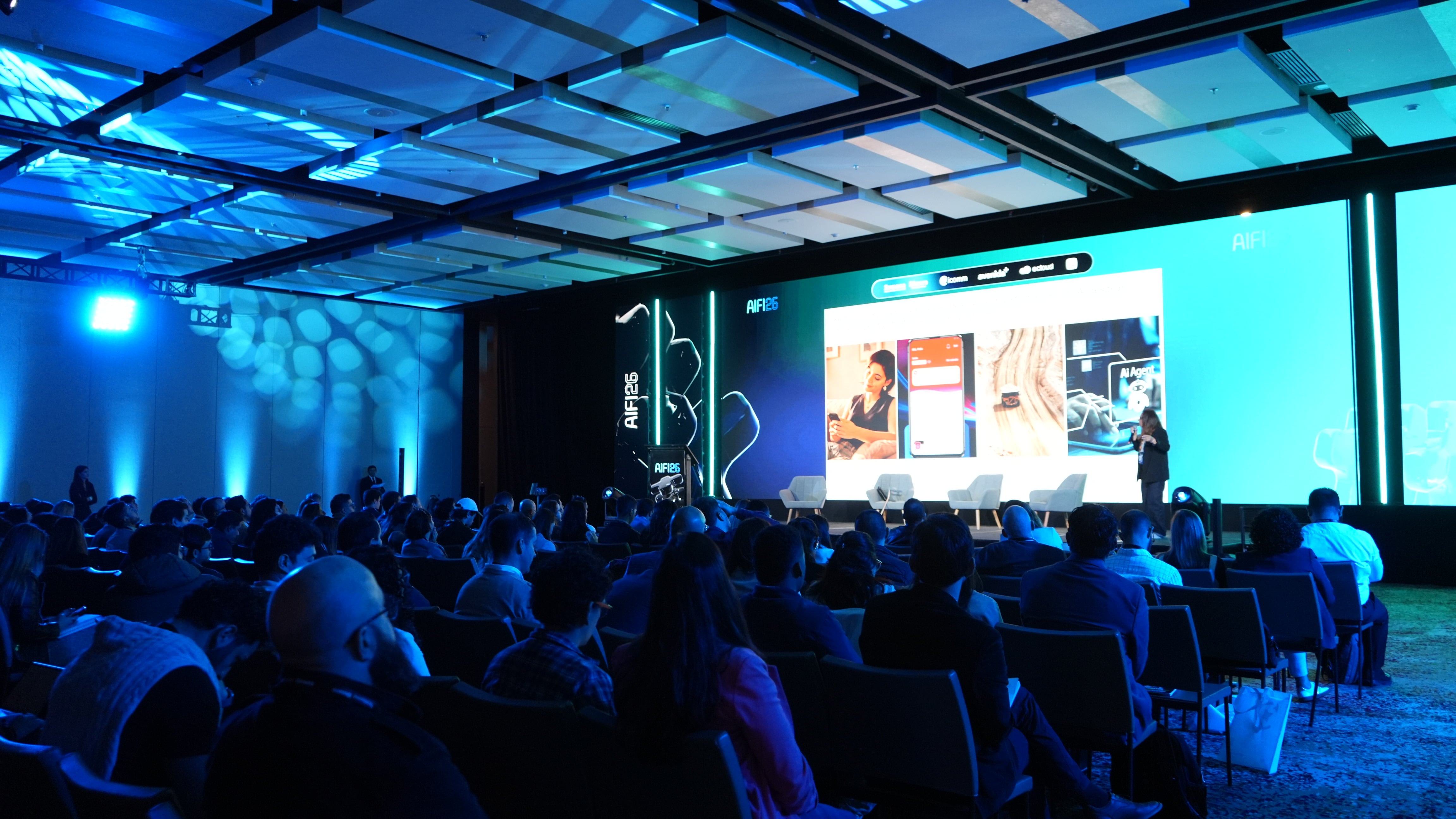 Durante el encuentro, se habló de cómo el sector financiero ha integrado a sus plataformas soluciones de IA que permiten identificar posibles fraudes, evaluar riesgos, mejorar la atención al cliente y agilizar procesos.