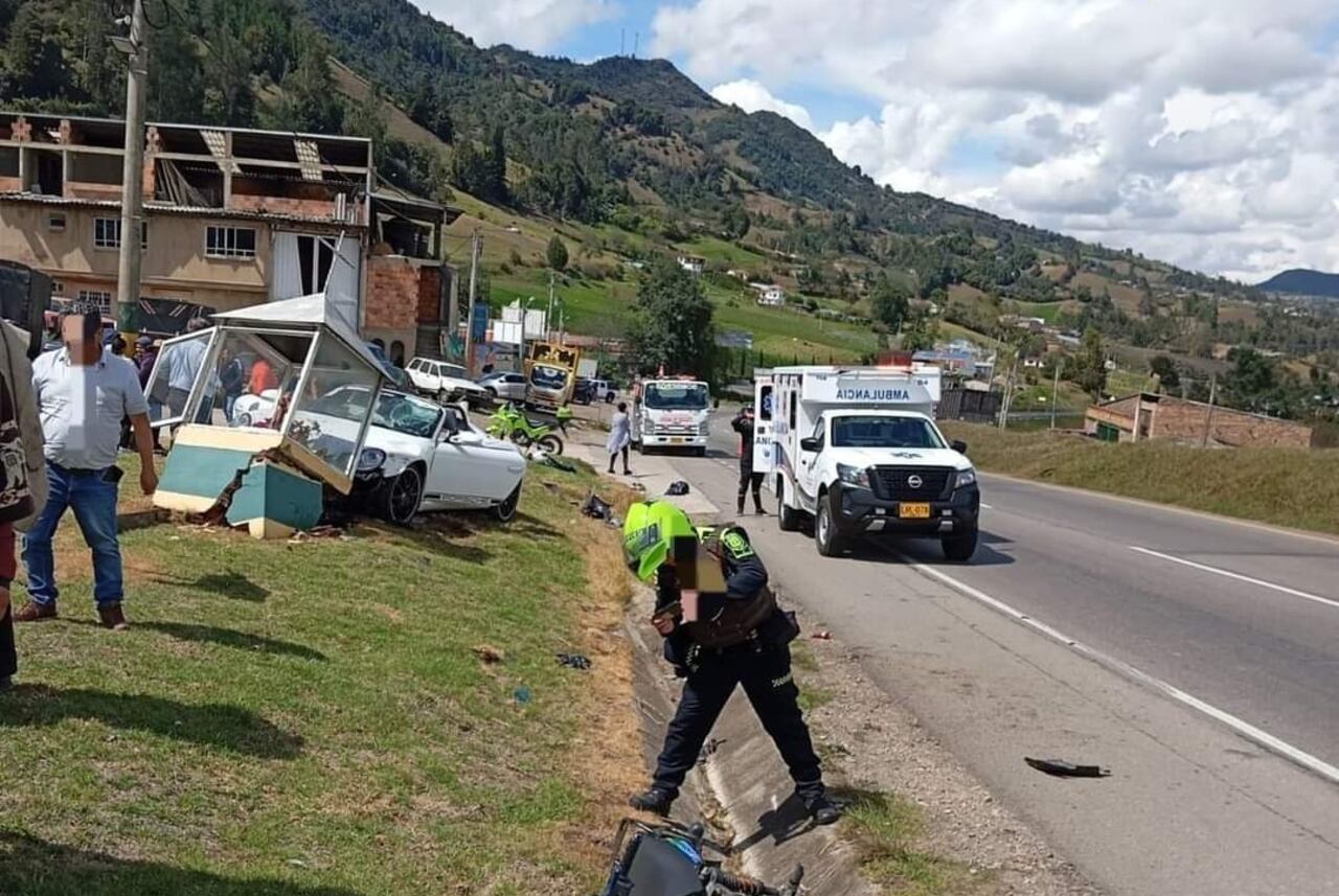 El Porsche terminó chocando contra una caseta que estaba en un costado.