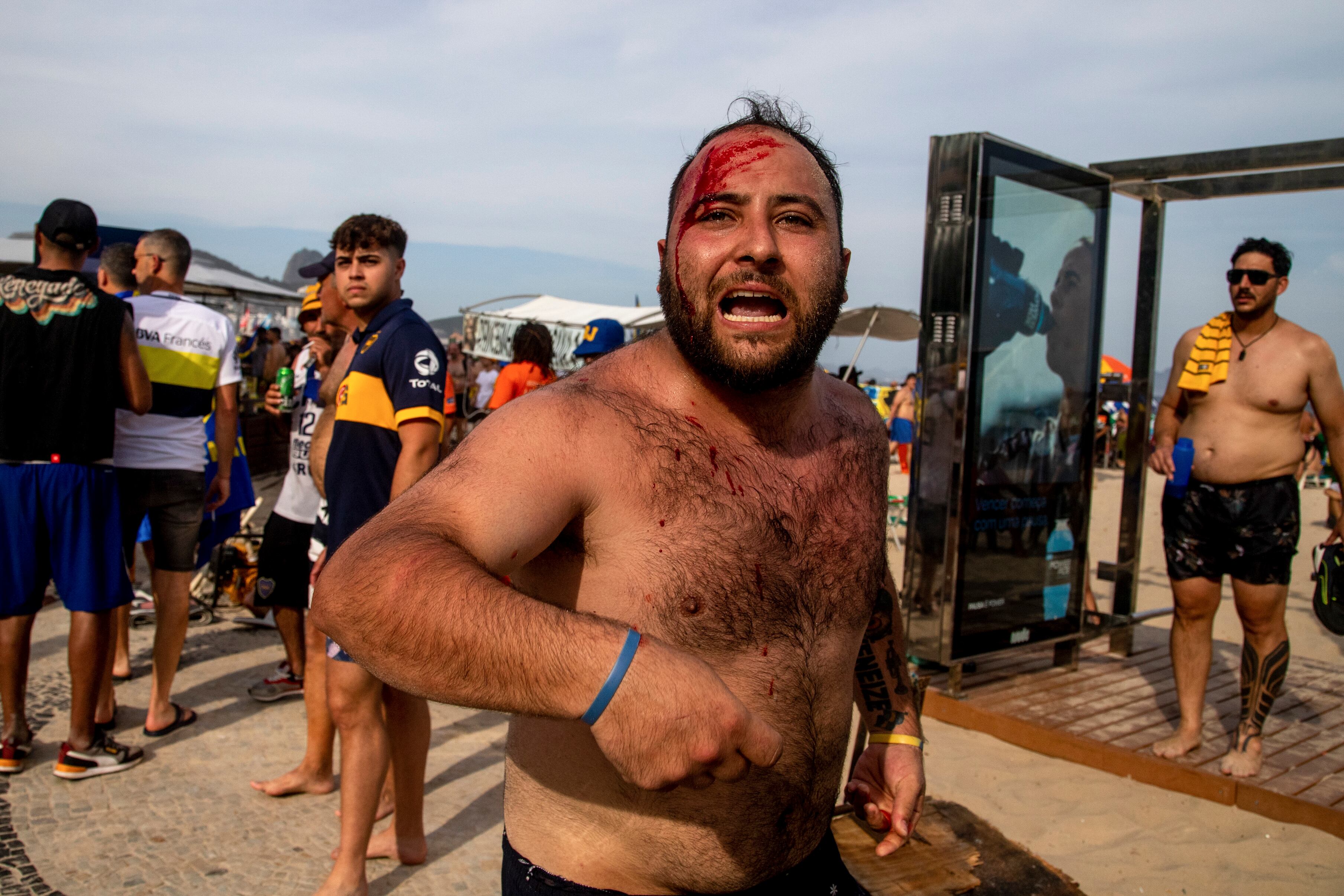Hinchas de Boca se reunieron en el bar porteño de Copacabana, bebiendo y cantando el jueves, dijo Facundo Barbero, un argentino de 39 años que vive en Río desde hace cinco años y que estaba entre los hinchas en el bar.