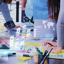 El desarrollador de ux y el diseñador de ui de cerca utilizan una aplicación de realidad aumentada para intercambiar ideas sobre el diseño de estructura alámbrica de la interfaz móvil en el escritorio de la oficina moderna.Agencia de desarrollo digital creativo