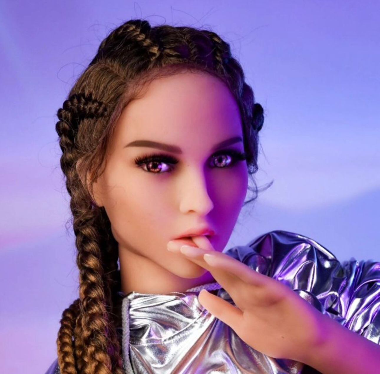 En Cybrothel, los clientes comparten compañía con muñecas sexuales de tamaño natural en lugar de trabajadoras sexuales humanas.