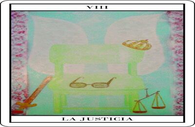 LA JUSTICIA - Diana Drews "En esta carta la mujer está ausente. Pareciera haber salido un momento, dejando mientras tanto todas sus pertenencias a la vista. Unas gafas oscuras hacen las veces de venda, que en las representaciones tradicionales, cubre sus ojos. Están ahí, sobre el asiento, como guardando el puesto para que nadie lo vaya a ocupar en su ausencia." 