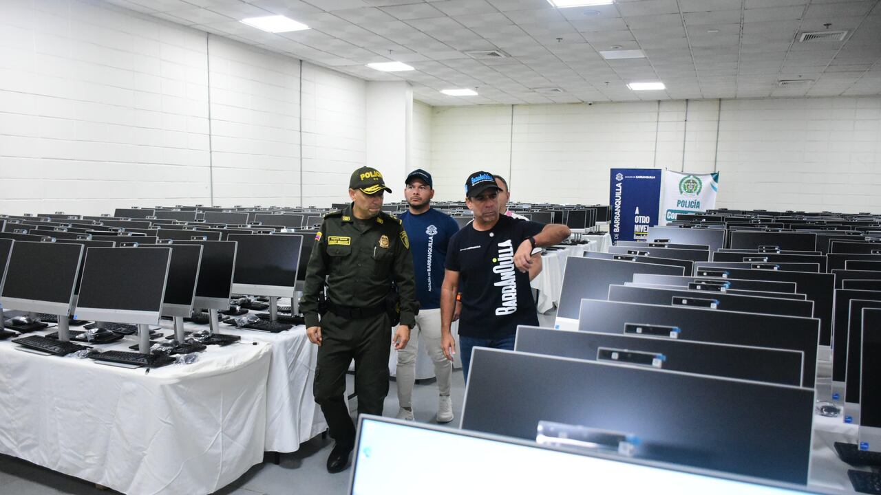 Entrega de computadores a la Policía de Barranquilla.