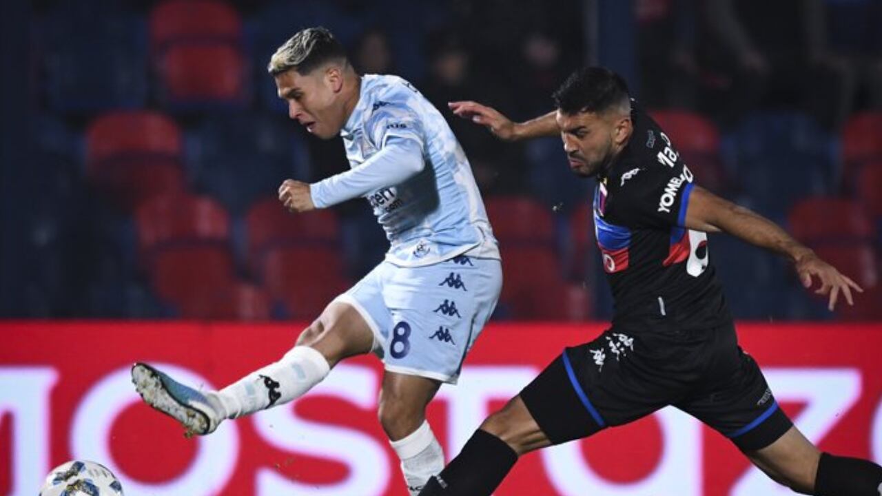 Juan Fernando Quintero marcó ante Tigres su primer gol con Racing de Avellaneda