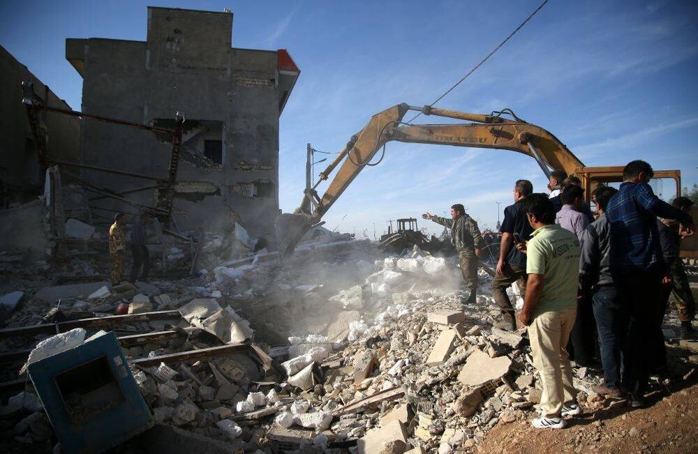 Un terremoto de 7.3 grados en la escala de Richter tuvo como epicentro la montañosa frontera entre Irán e Irak. Ha causado al menos 415 muertos y más de 7.000 heridos, la gran mayoría del lado iraní. El Ejército y los equipos de rescate continuan sus trabajos cerca de las construcciones parcialmente colapsadas en ambos paises. Foto: Fatemeh Bahrami - Agencia Anadolu