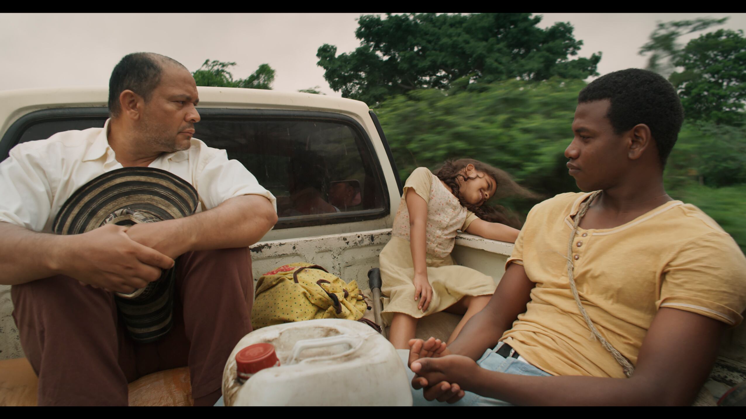 Yoiner, Esperanza y Eliécer realizan un viaje largo hacia Bogotá.