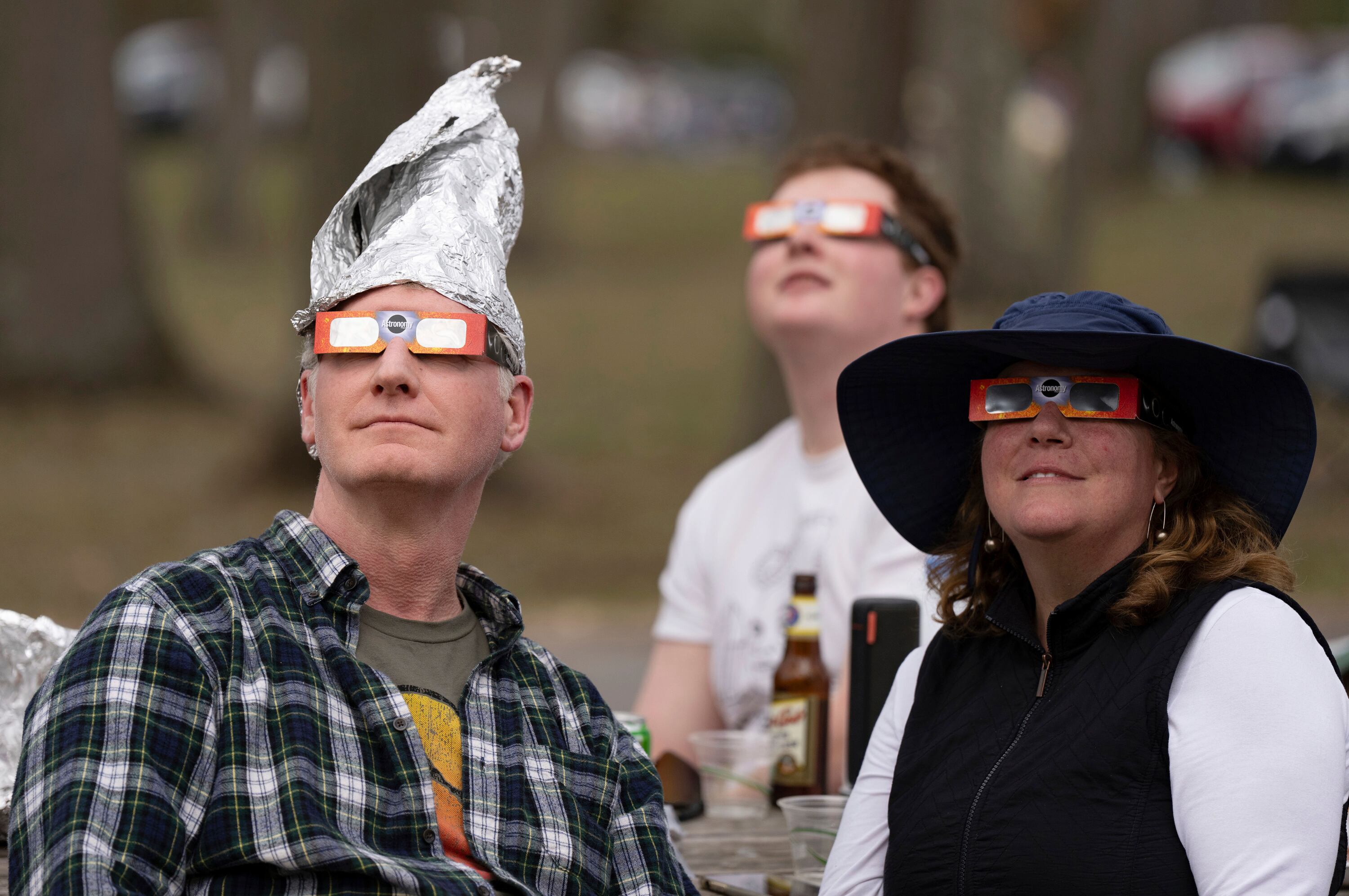 Los lugareños observan el progreso del eclipse solar total en Verona Beach, Nueva York, el lunes 8 de abril de 2024.