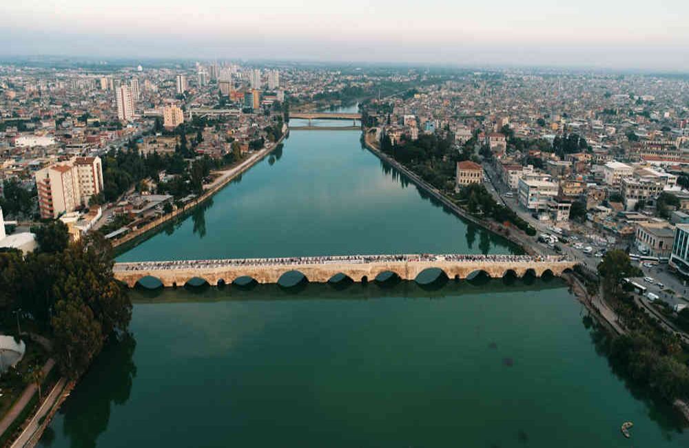 Adana es la quinta ciudad más poblada de Turquía. Allí se ubica este puente de piedra, que atraviesa al río Seyhan y se construyó en el siglo VI.