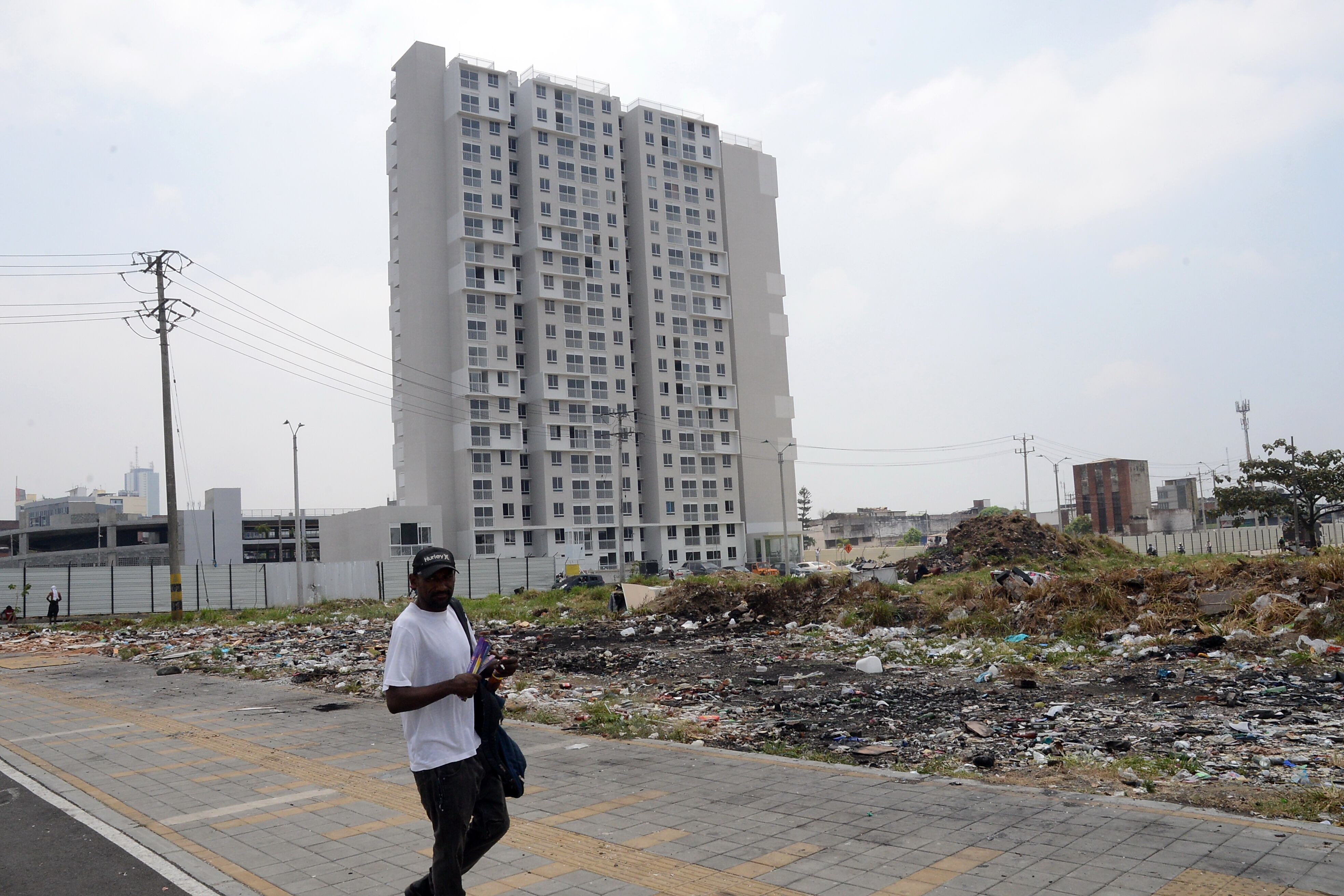 Cali: Los apto del Edificio de Ciudad Paraíso que empezaron a ser entregados paulatinamente enfrentar las diferentes problemáticas de los alrededores de la zona. Foto José L Guzmán. El País, agosto 17-23