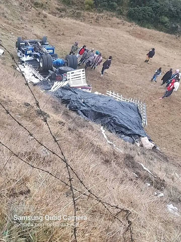 Un vehículo tipo camión se volcó en el kilómetro 67.