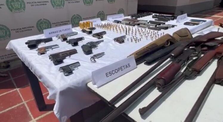 Gran cantidad de armas y elementos para fabricarlas encontraron las autoridades durante los operativos.
