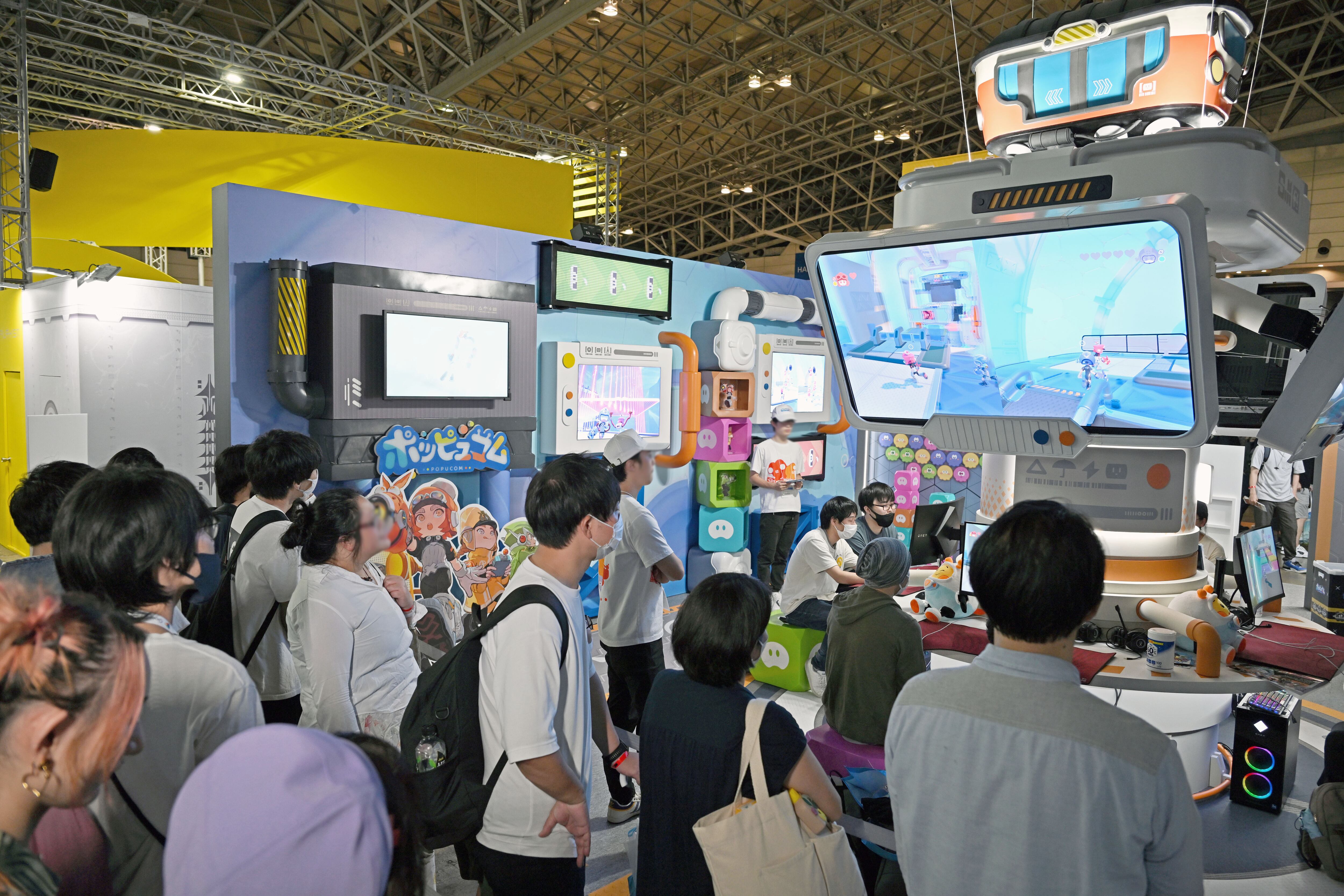 Un gran número de fanáticos de los juegos visitan el Tokyo Game Show 2023 el 23 de septiembre de 2023 en Tokio, Japón. (Foto de Costfoto/NurPhoto vía Getty Images)