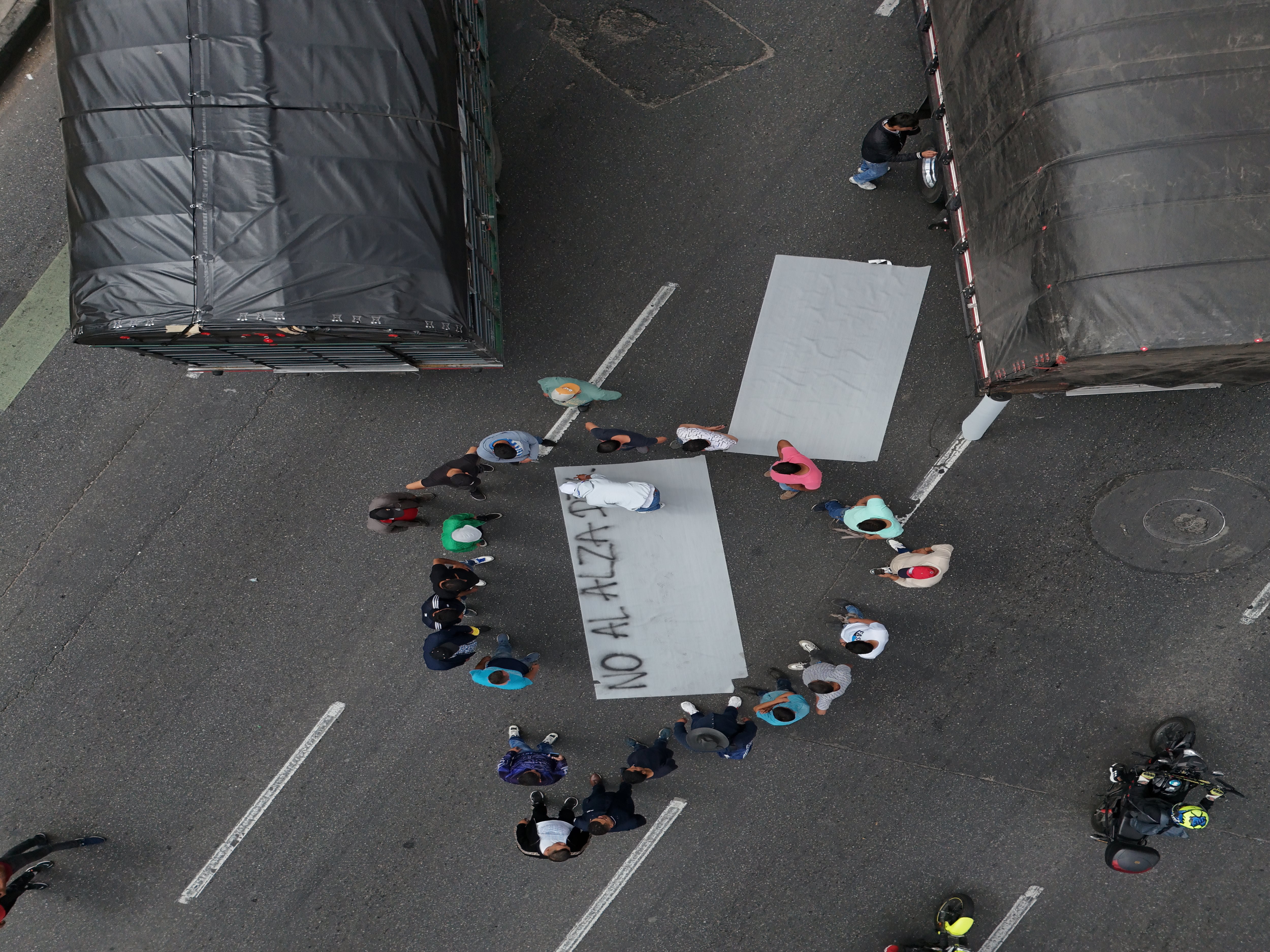 Paro de transportadores y camioneros en la autopista norte calle 183