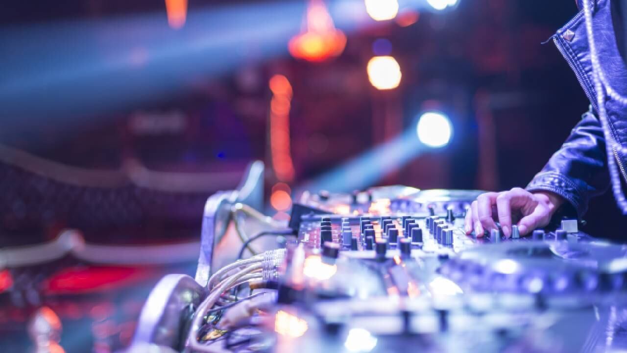 El español solía escuchar música electrónica, pero a niveles elevados.