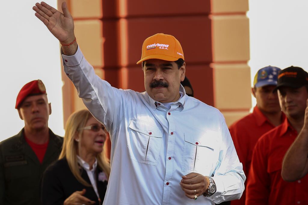 10 de febrero de 2020, Venezuela, Caracas: Nicolás Maduro, presidente de Venezuela, lleva una gorra de la aerolínea venezolana Conviasa y saluda a sus seguidores, en Caracas. Foto: Pedro Rances Mattey/dpa (Foto de Pedro Rances Mattey/Picture Alliance vía Getty Images)