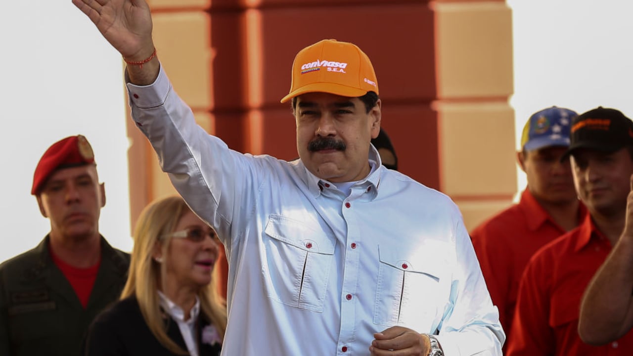 10 de febrero de 2020, Venezuela, Caracas: Nicolás Maduro, presidente de Venezuela, lleva una gorra de la aerolínea venezolana Conviasa y saluda a sus seguidores, en Caracas. Foto: Pedro Rances Mattey/dpa (Foto de Pedro Rances Mattey/Picture Alliance vía Getty Images)