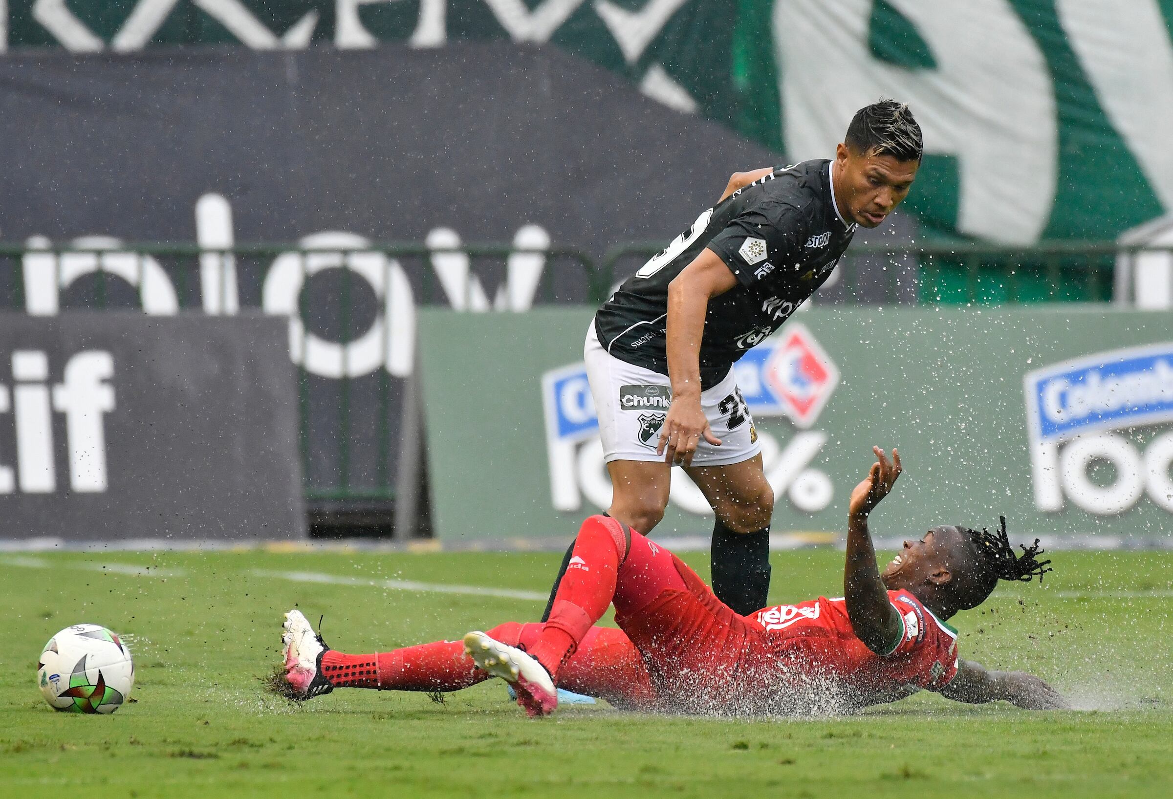 Teofilo Gutierrez del Cali disputa el balón con Luis caicedo de Cortuluá durante partido entre Deportivo Cali y Cortuluá por la fecha 13