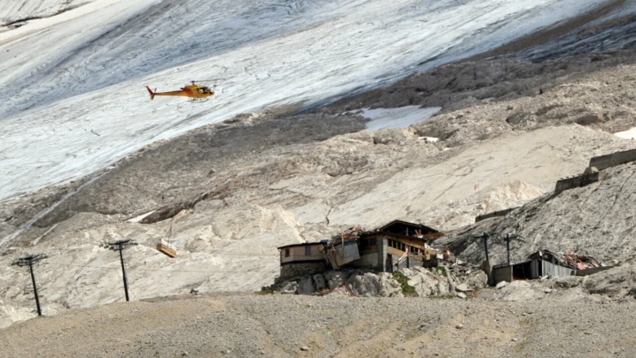 Los rescates para encontrar desaparecidos en el glaciar italiano siguen su curso