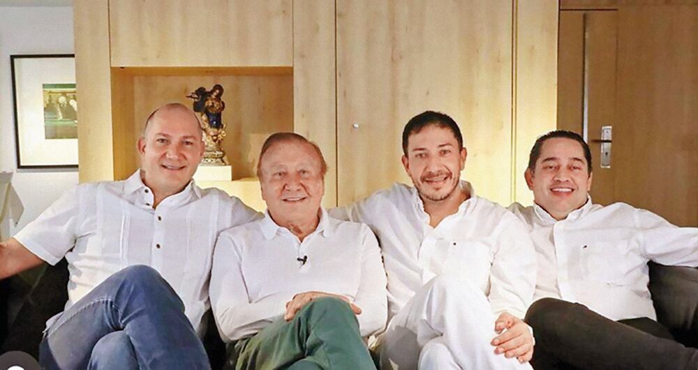 De izquierda a derecha, Rodolfo Hernández con sus hijos: Luis Carlos, Rodolfo José y Mauricio.