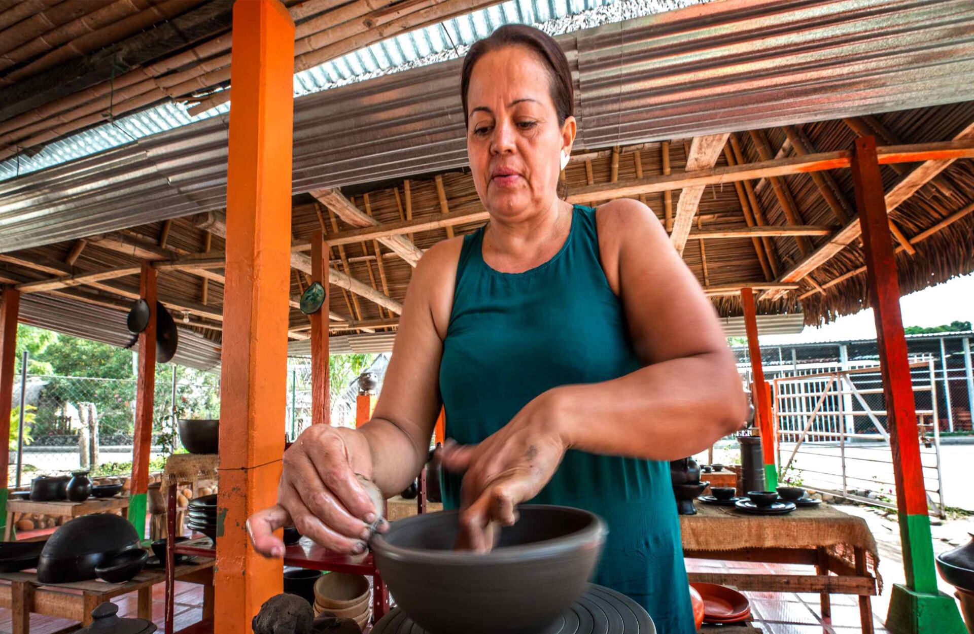 Los tradicionales tiestos, platos, bandejas, jarrones y otros elementos de barro negro se fabrican a mano, se pulen y barnizan con barro rojo para posteriormente entrar al horno durante varios minutos.