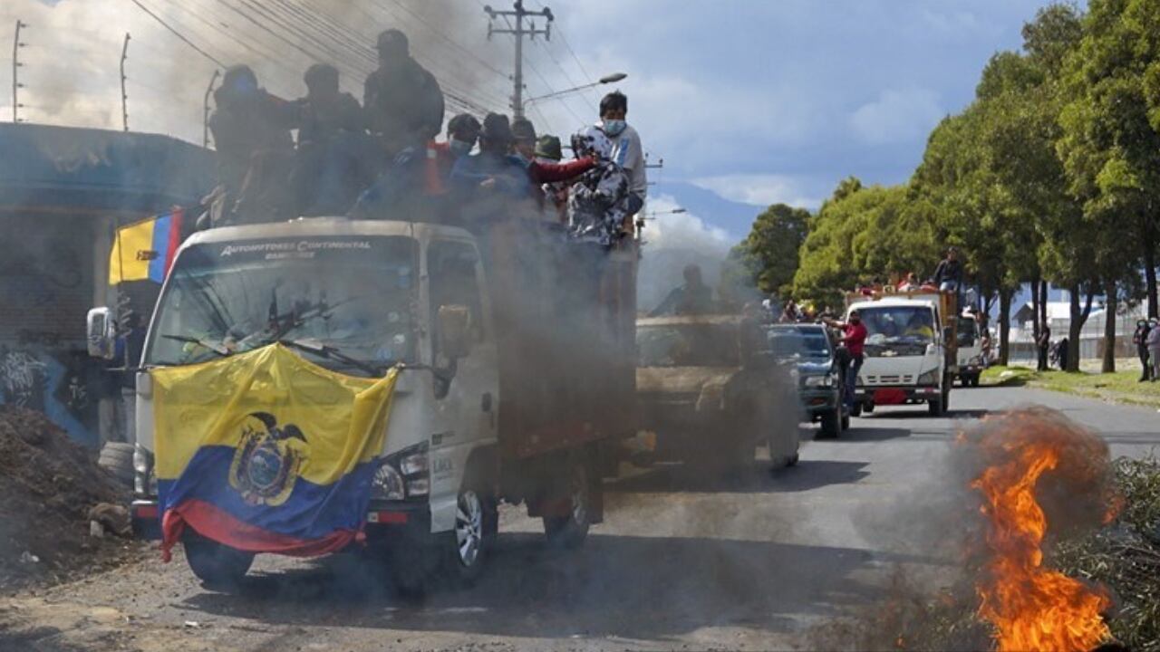 Miles de indígenas protestan en Ecuador por el aumento exagerado en los combustibles