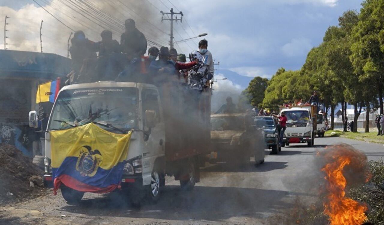 Miles de indígenas protestan en Ecuador por el aumento exagerado en los combustibles