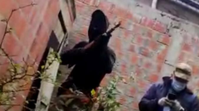 El sujeto dijo "ya saben le vamos a dar" y mostró el arma